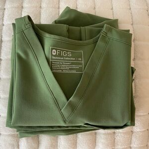 Figs set xs, Catarina top, Zamora joggers reg, color fern. Worn two times.